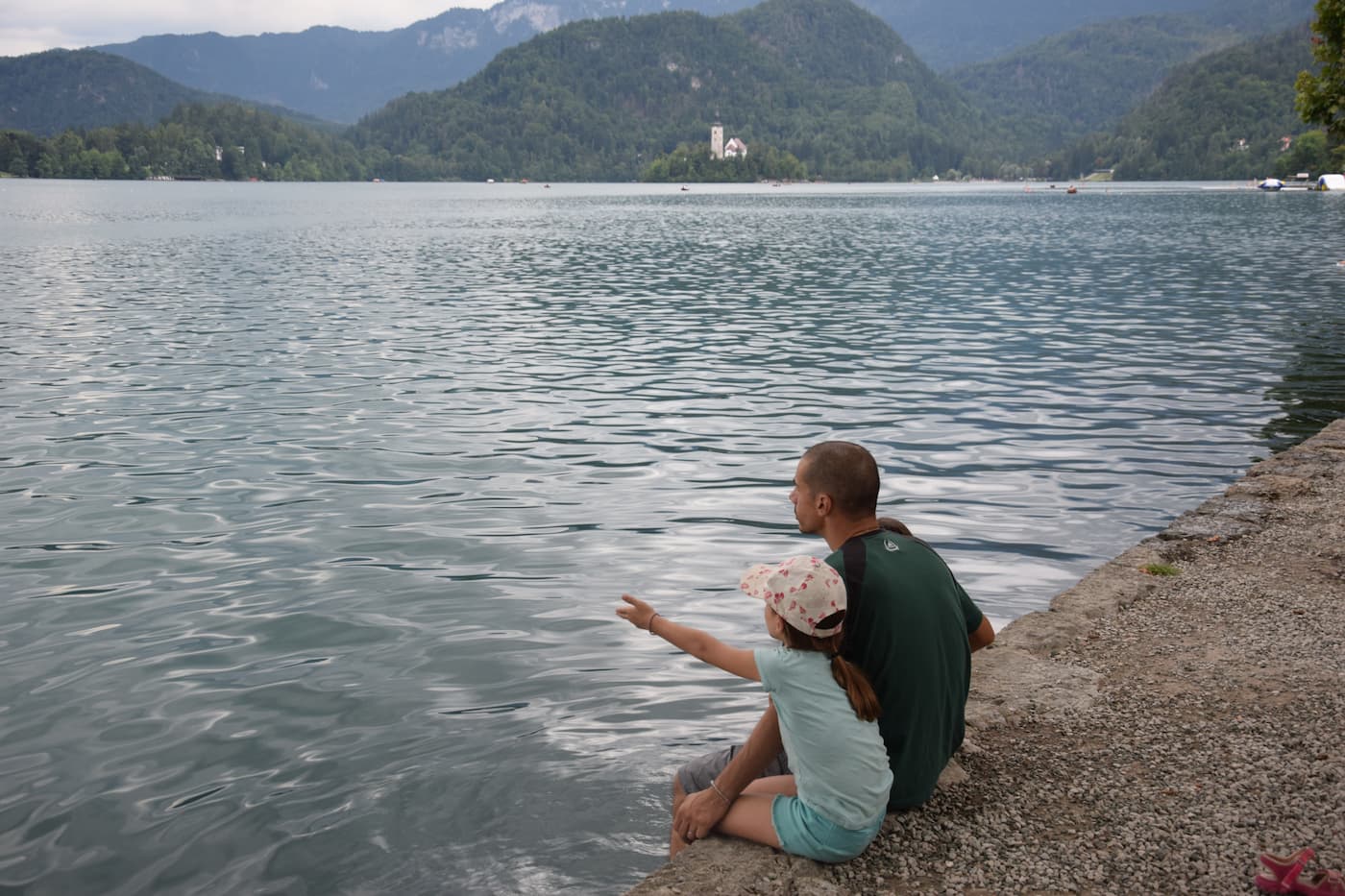 Père et enfant au bord du lac