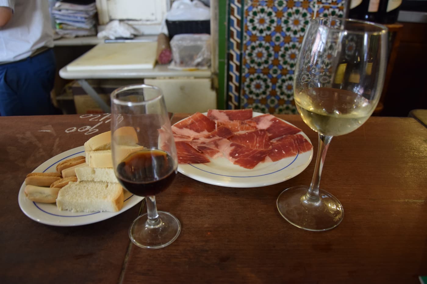 Jambon, pain et verres de vin