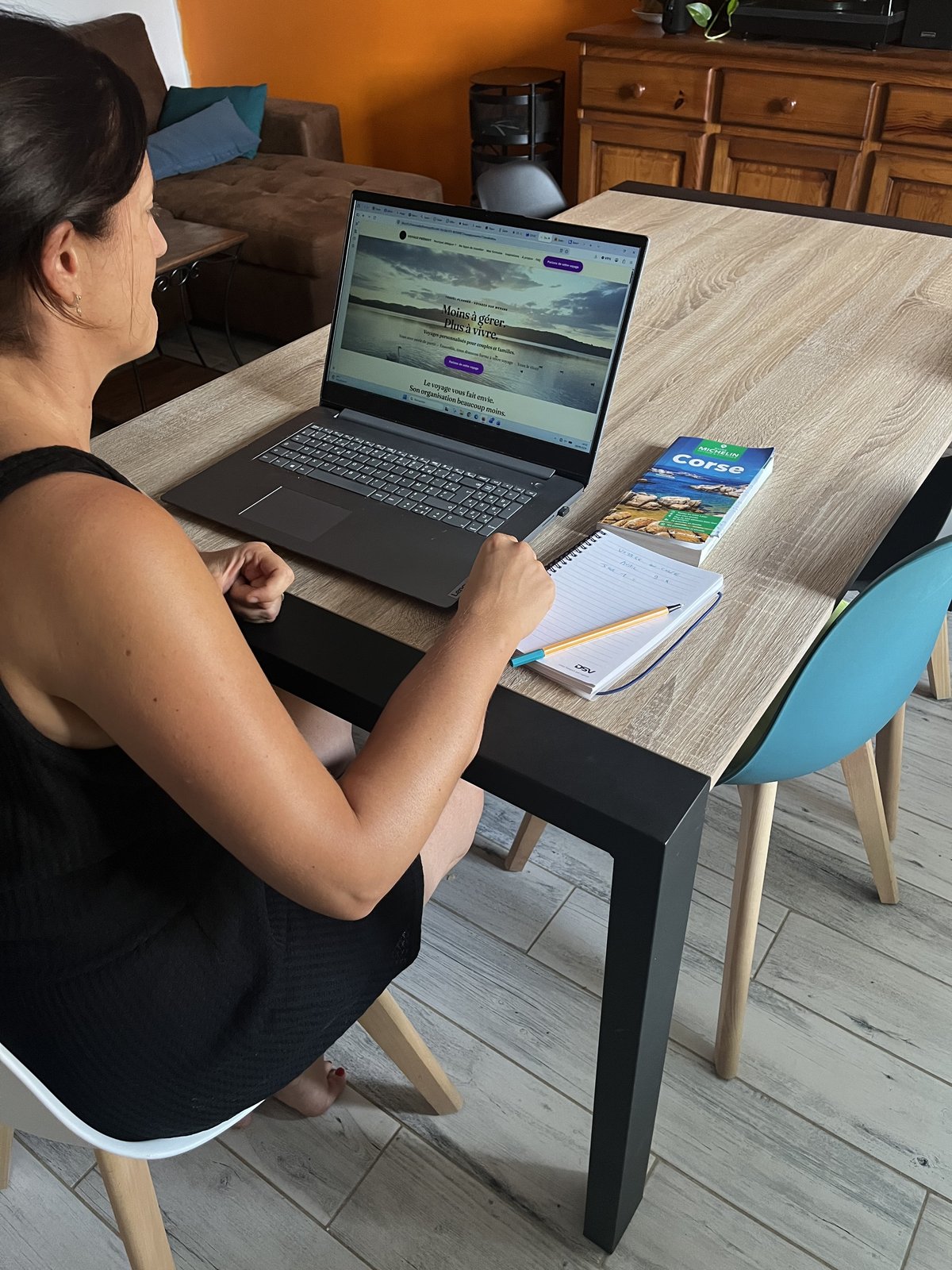 Nelly au travail, préparant un voyage sur ordinateur