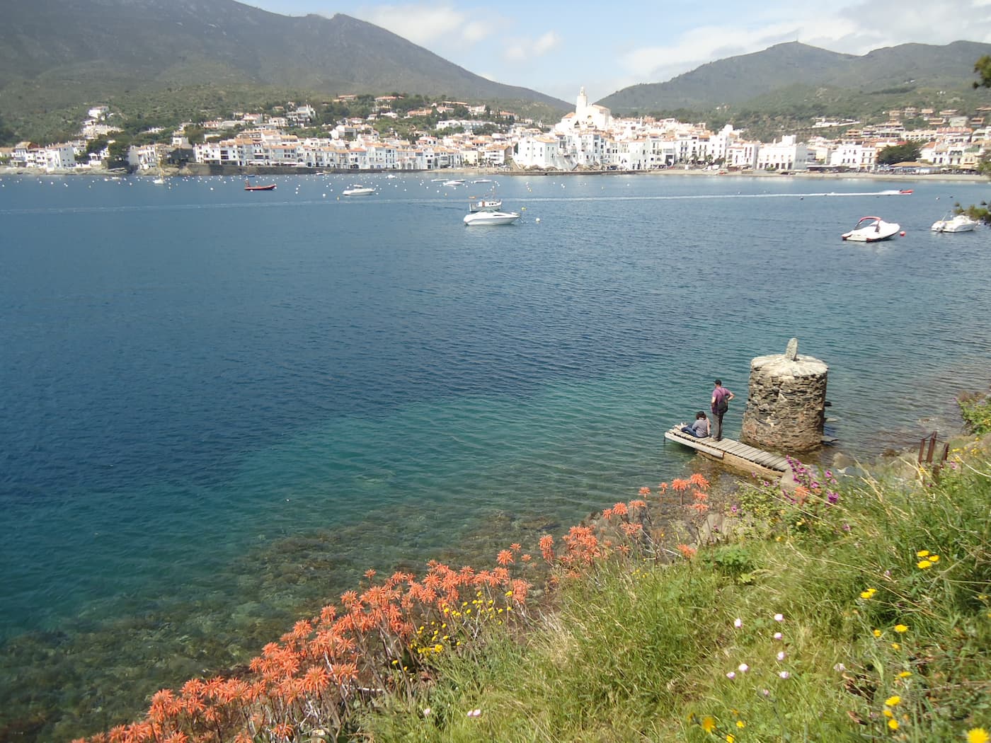 Cadaqués, Espagne : village méditerranéen blanc au bord de l'eau