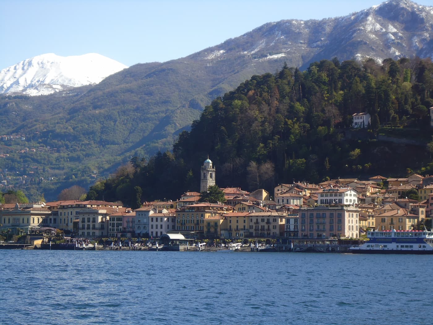 Lac de Côme, Italie : eaux calmes entourées de montagnes